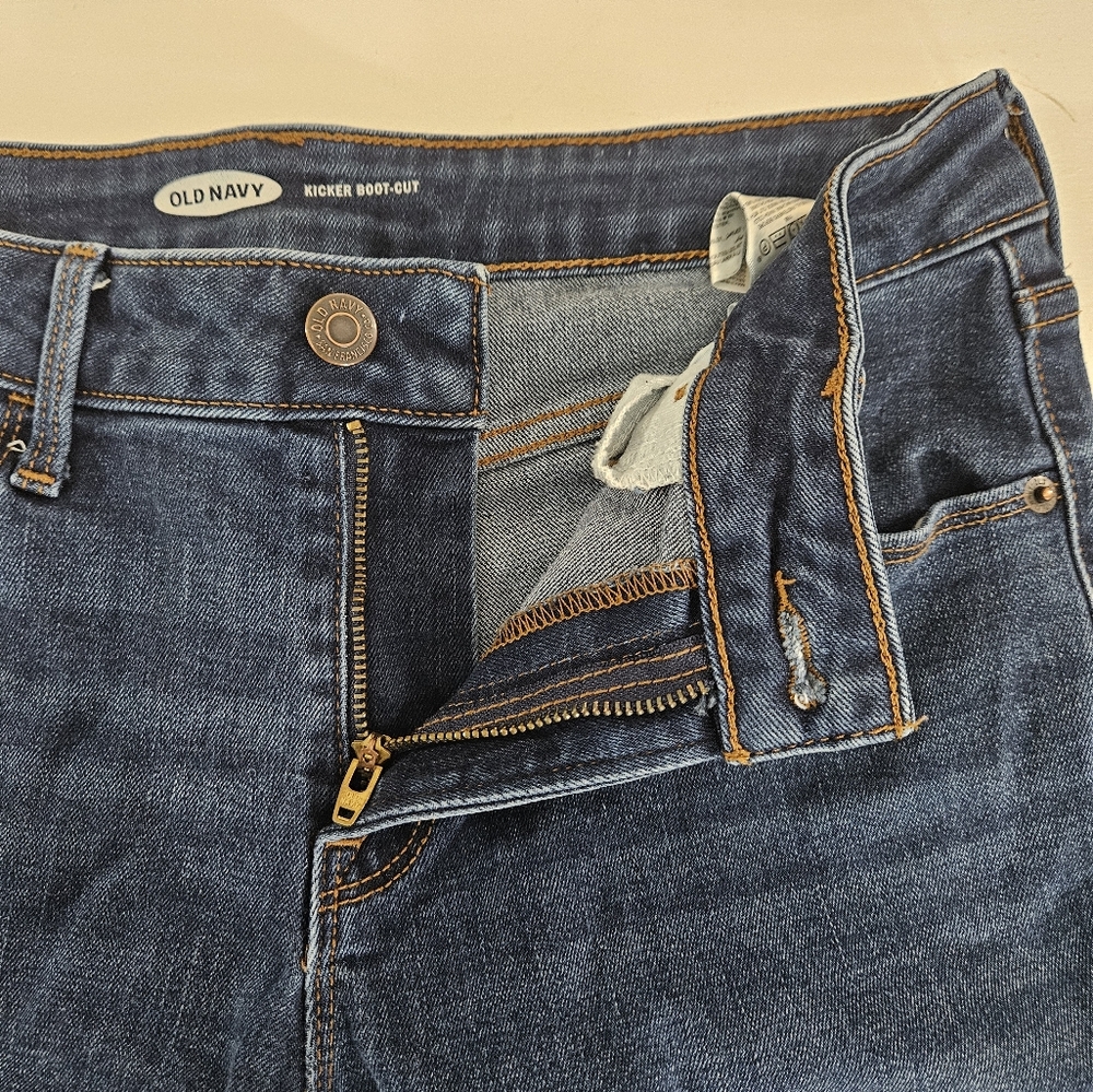 Old Navy Kicker boot-cut cut-off crop jeans women's size 6 - Picture 9 of 12